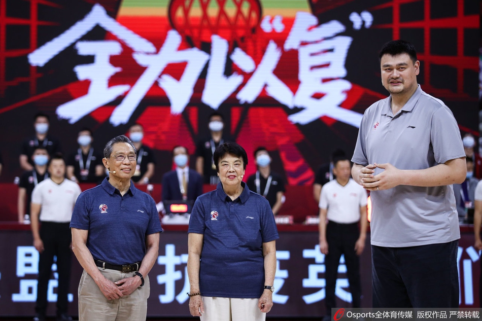 钟南山夫妇现场观看CBA