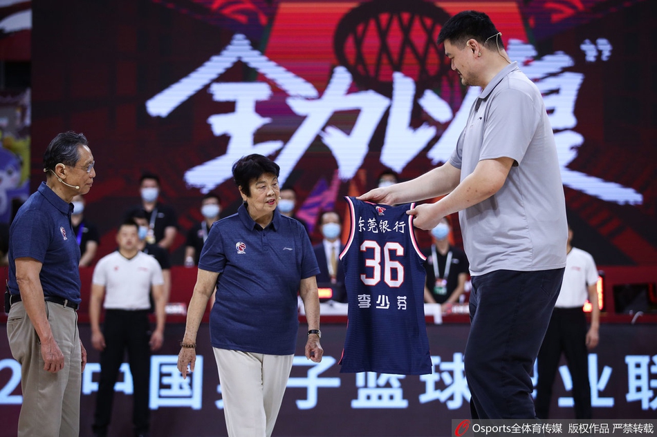 钟南山夫妇现场观看CBA