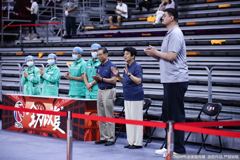 钟南山夫妇现场观看CBA