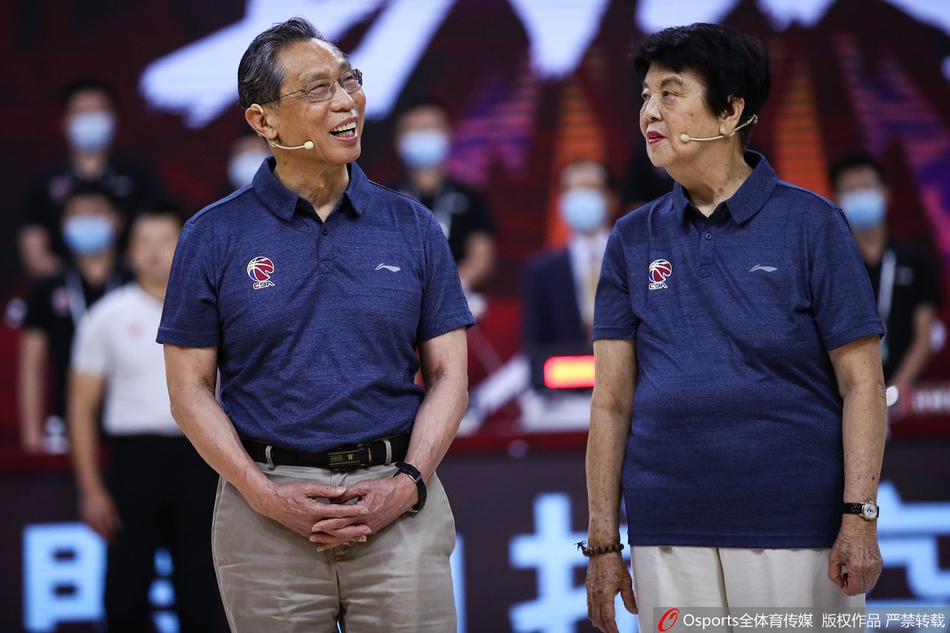 钟南山夫妇现场观看CBA