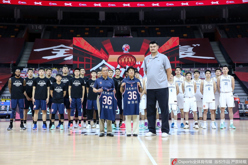 钟南山夫妇现场观看CBA