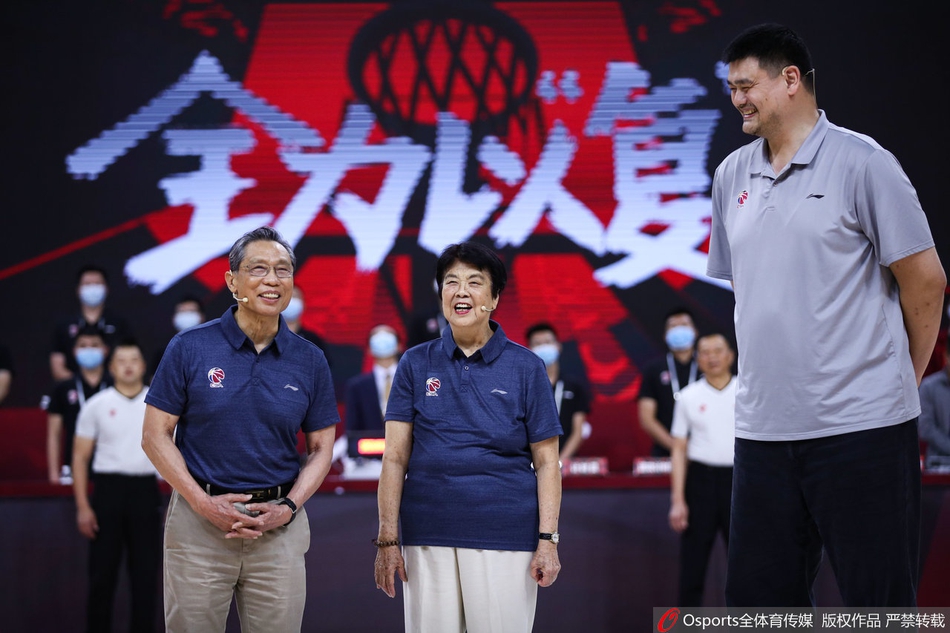 钟南山夫妇现场观看CBA