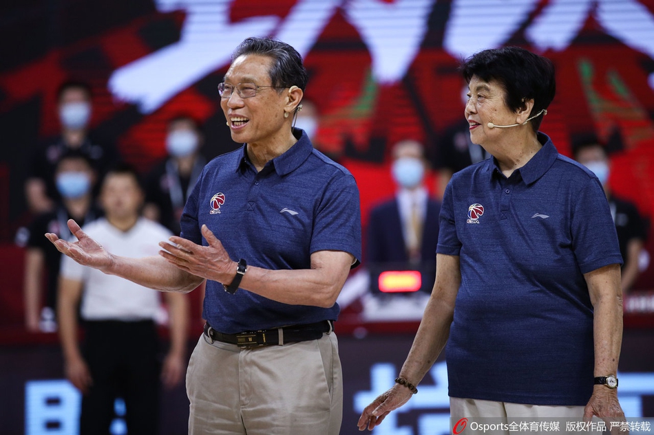 钟南山夫妇现场观看CBA