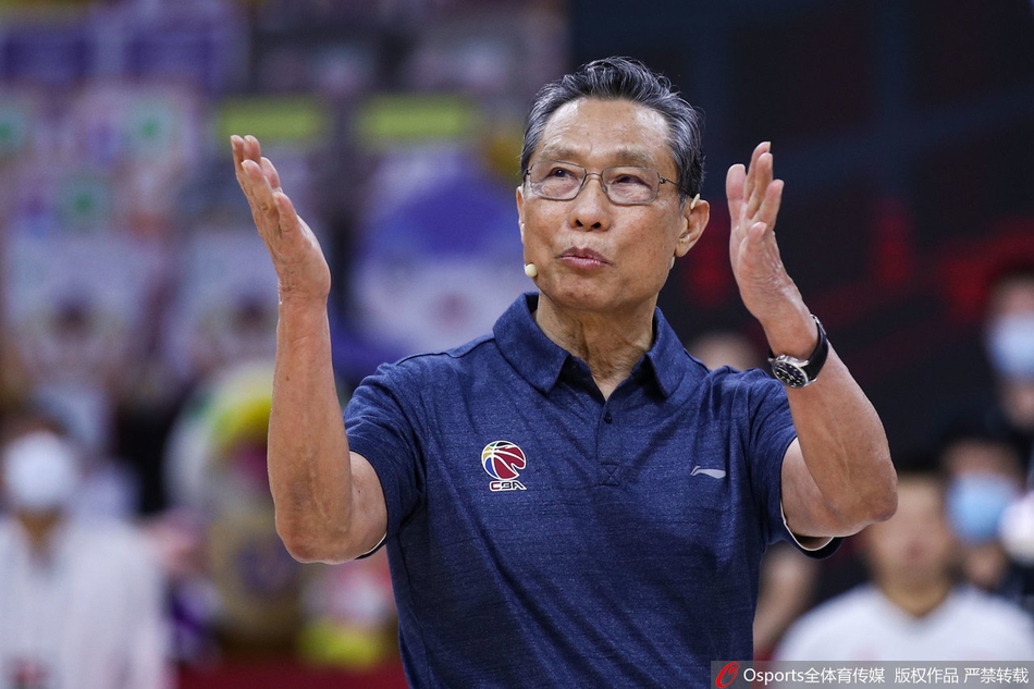 钟南山夫妇现场观看CBA