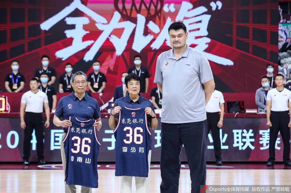 钟南山夫妇现场观看CBA