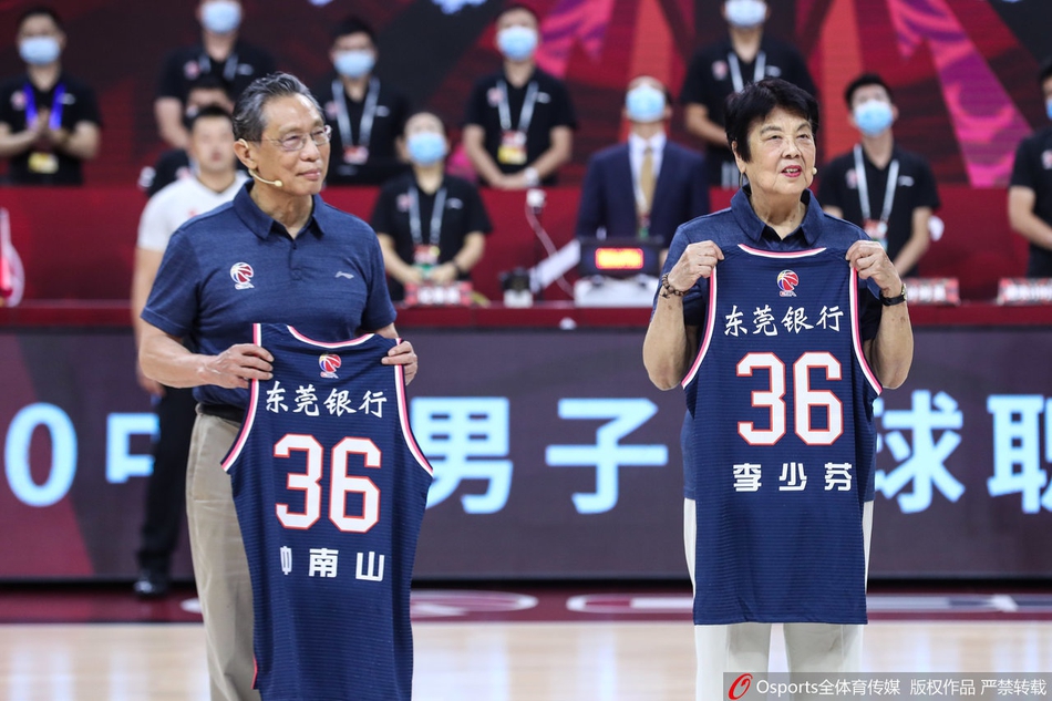 钟南山夫妇现场观看CBA