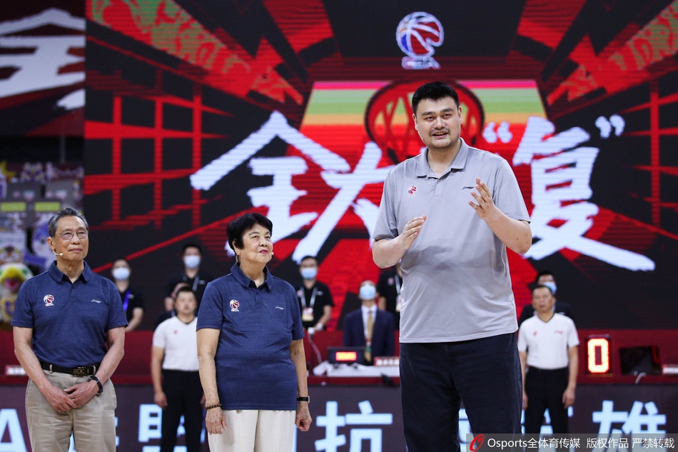 钟南山夫妇现场观看CBA