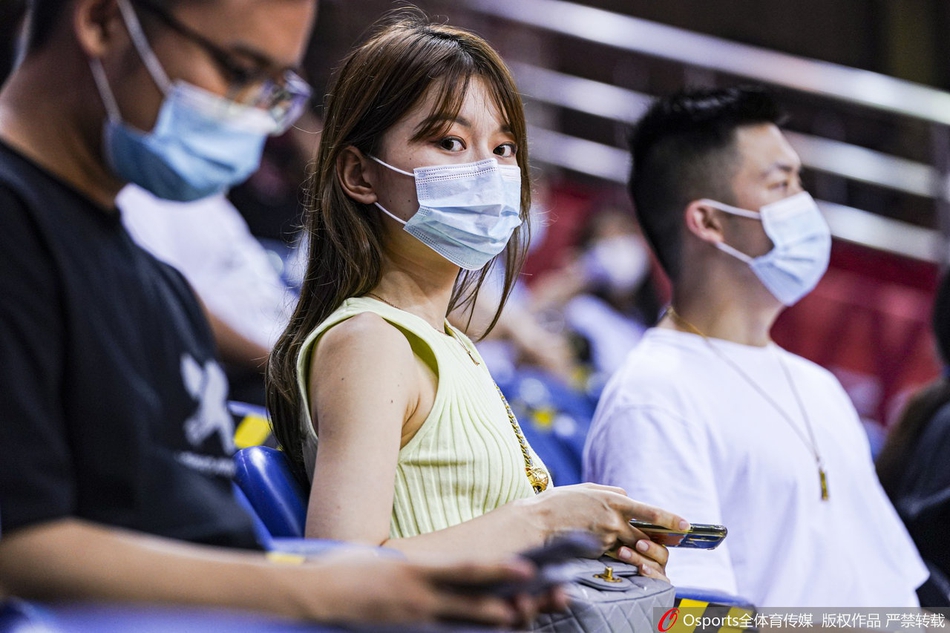 林书豪美女粉丝团看台助威