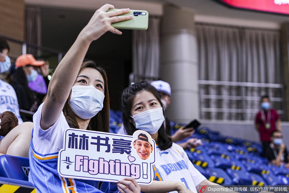林书豪美女粉丝团看台助威