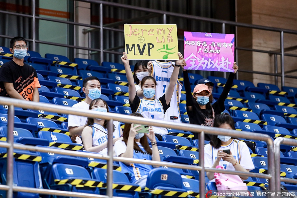 林书豪美女粉丝团看台助威