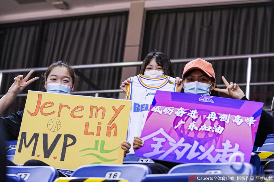 林书豪美女粉丝团看台助威
