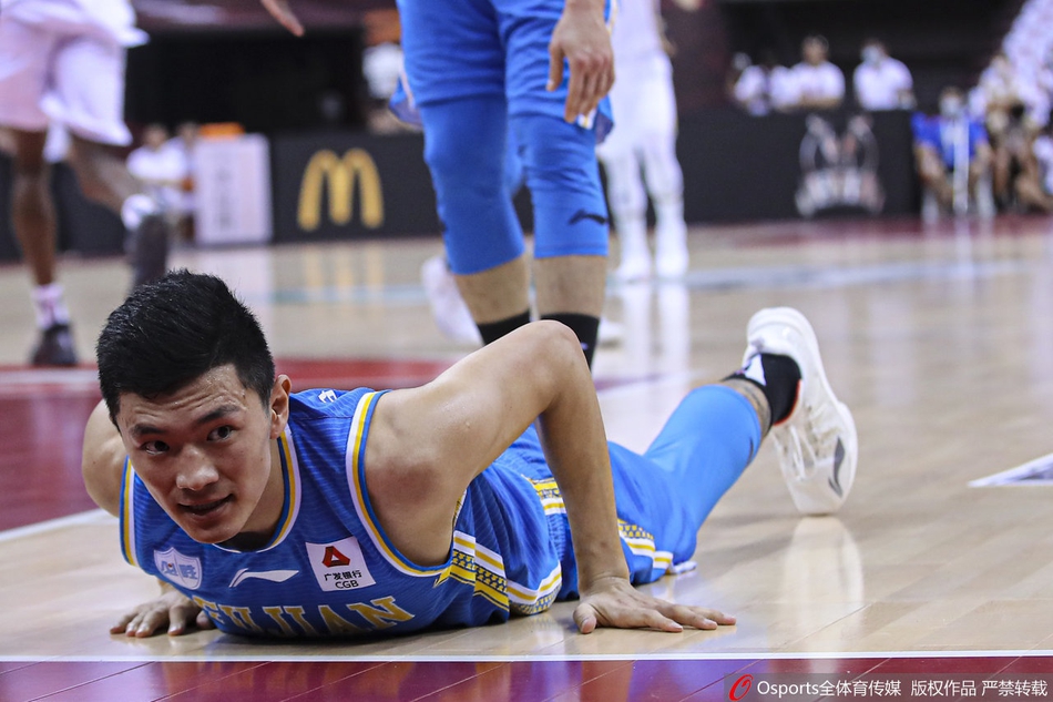 CBA季后赛1/4决赛：北京107-75福建