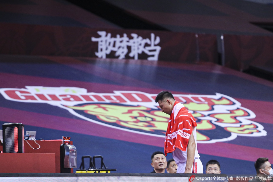 易建联腿部拉伤返回更衣室