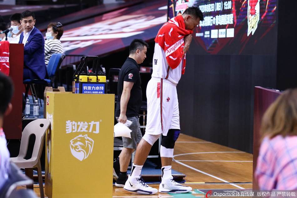 易建联腿部拉伤返回更衣室