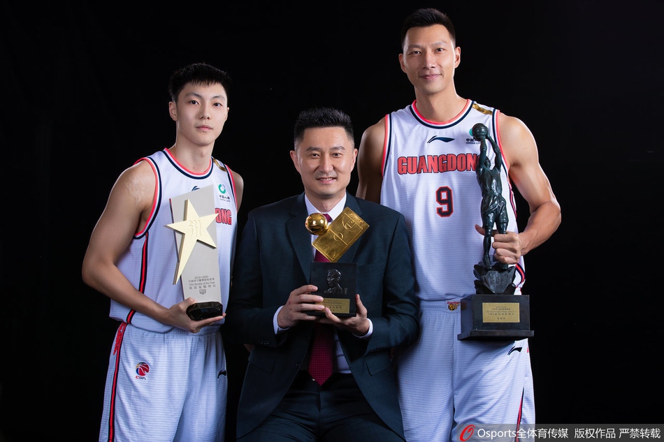 易建联领取常规赛MVP奖杯