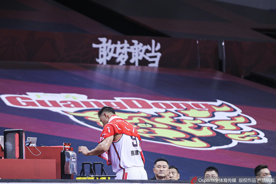 易建联腿部拉伤返回更衣室