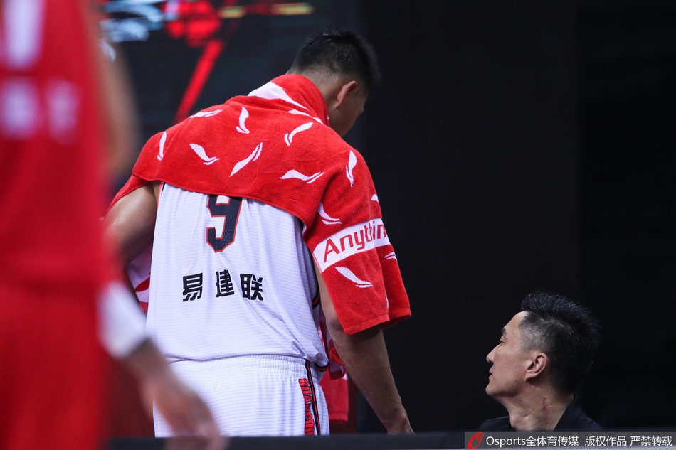易建联腿部拉伤返回更衣室