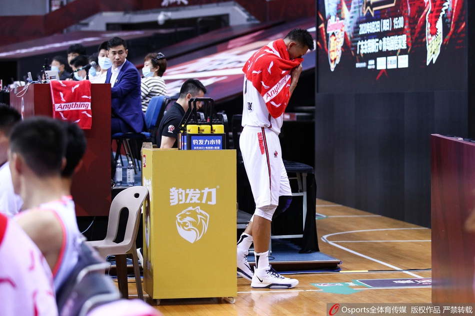 易建联腿部拉伤返回更衣室