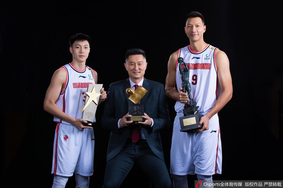 易建联领取常规赛MVP奖杯