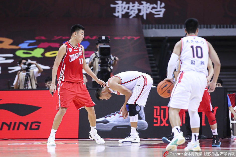 易建联腿部拉伤返回更衣室