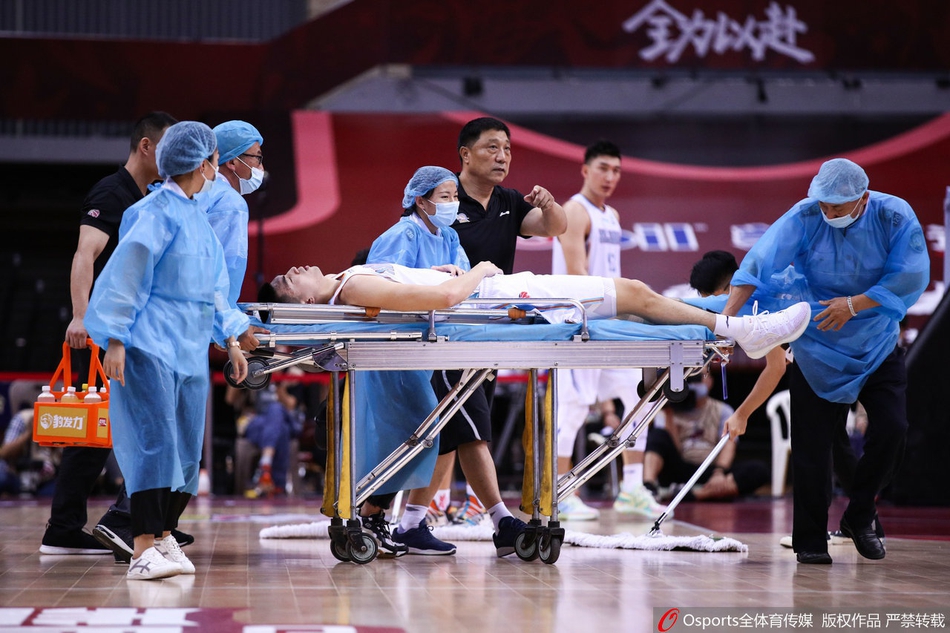 唐才育受伤被送往医院