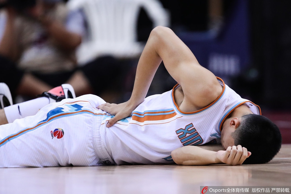 唐才育受伤被送往医院