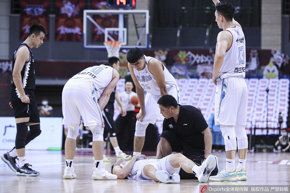 唐才育受伤被送往医院