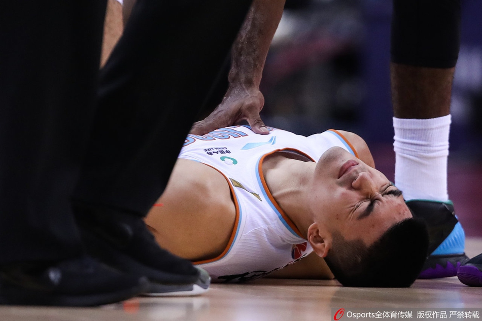 唐才育受伤被送往医院