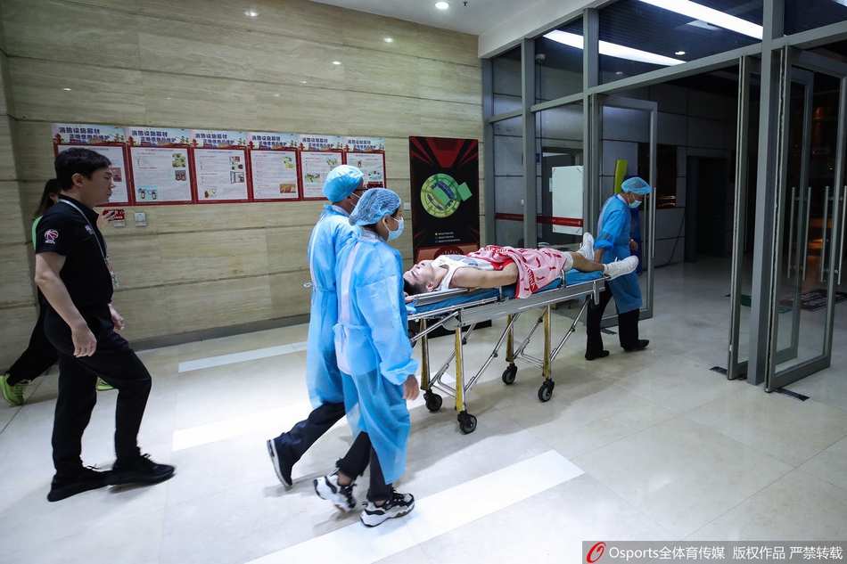 唐才育受伤被送往医院