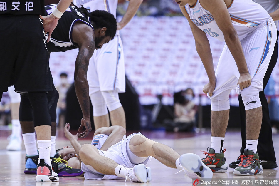 唐才育受伤被送往医院