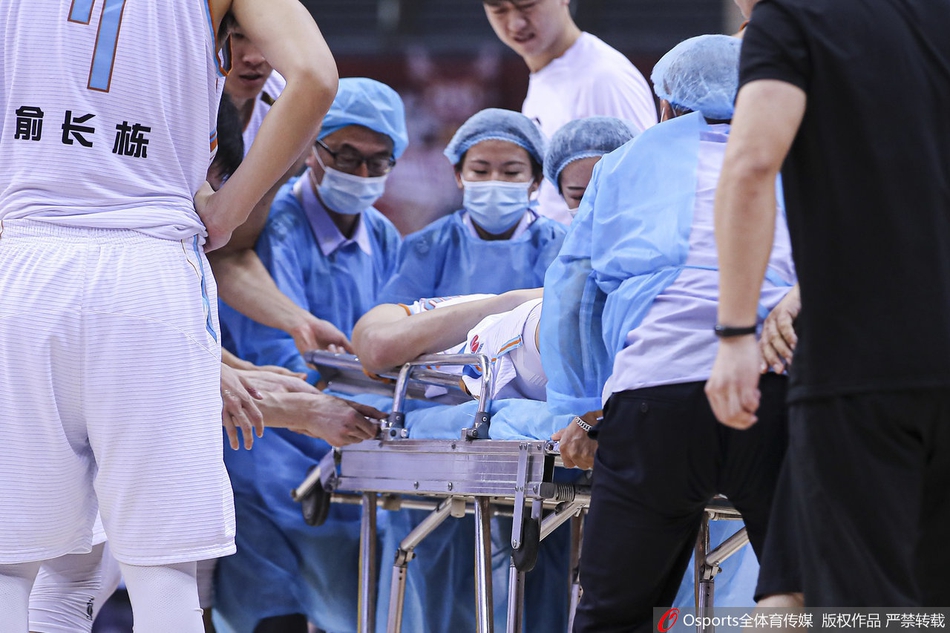 唐才育受伤被送往医院