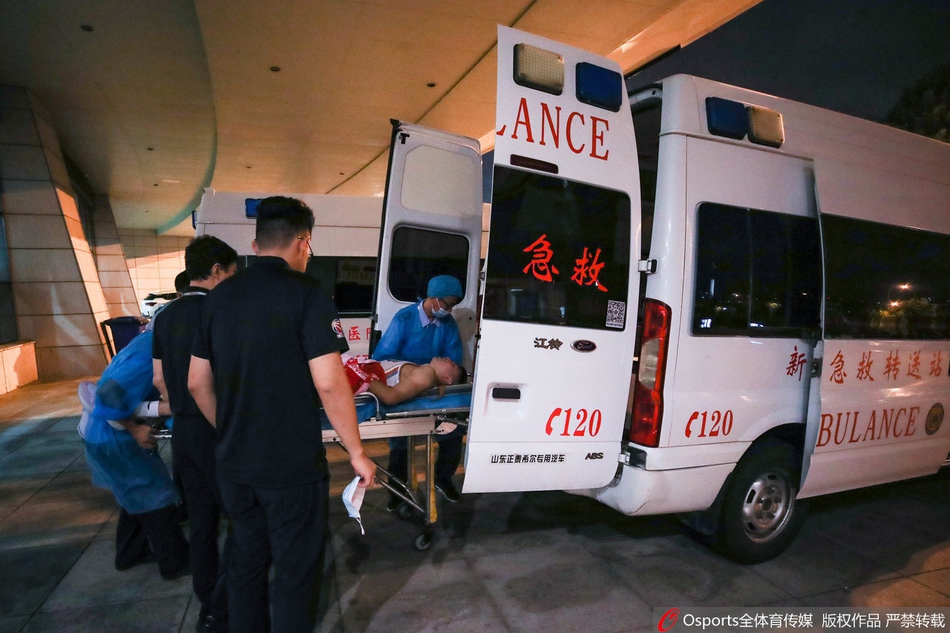 唐才育受伤被送往医院