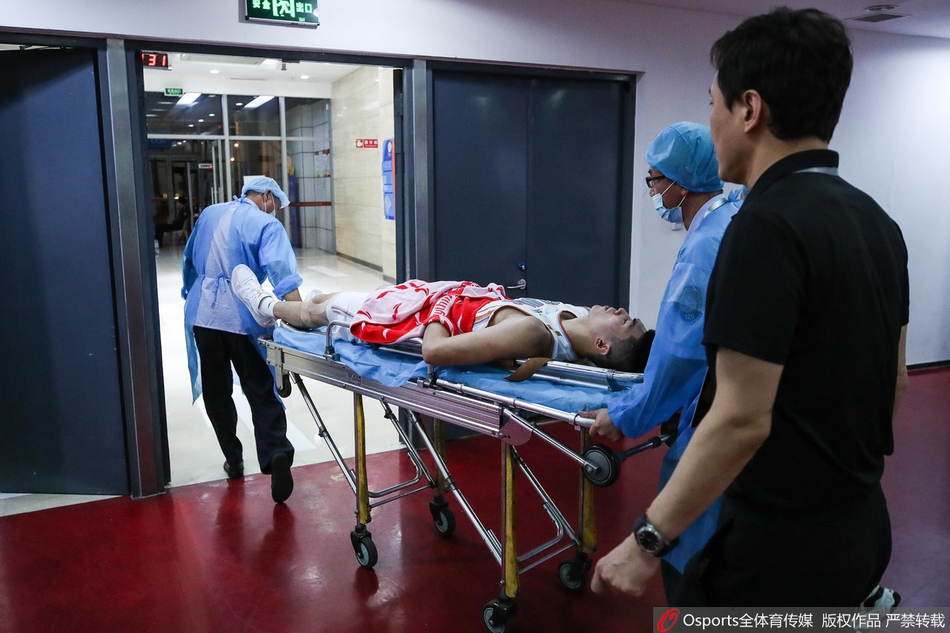 唐才育受伤被送往医院