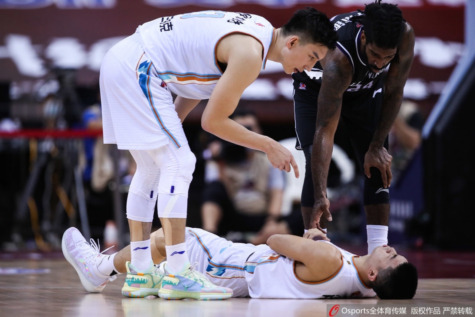 唐才育受伤被送往医院