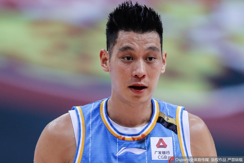 林书豪嘴唇出血染红球衣