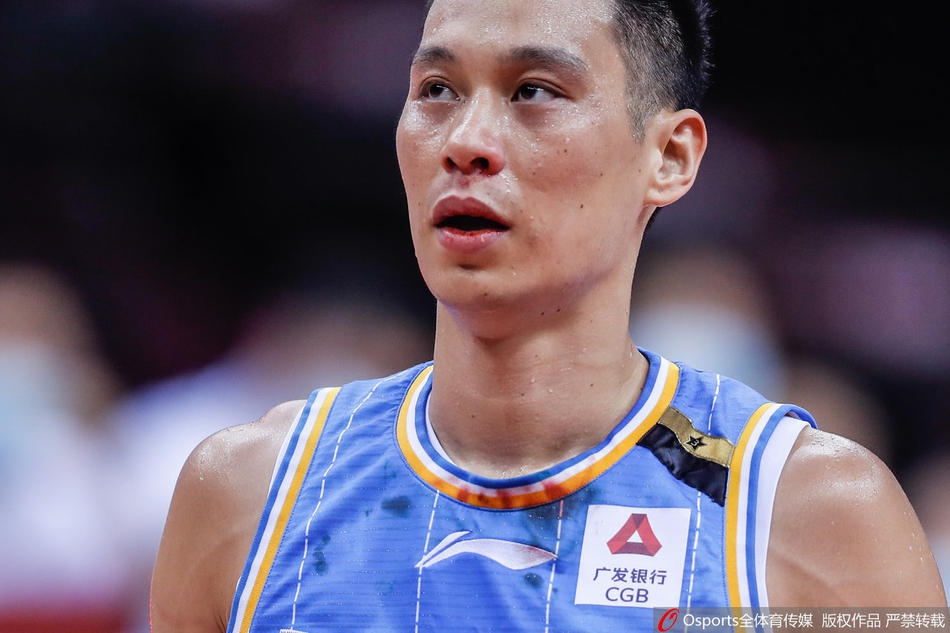 林书豪嘴唇出血染红球衣