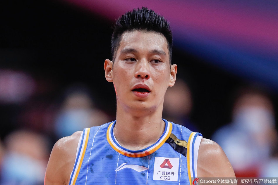 林书豪嘴唇出血染红球衣