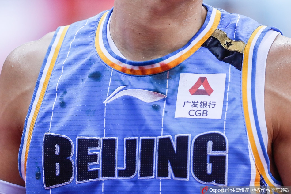 林书豪嘴唇出血染红球衣