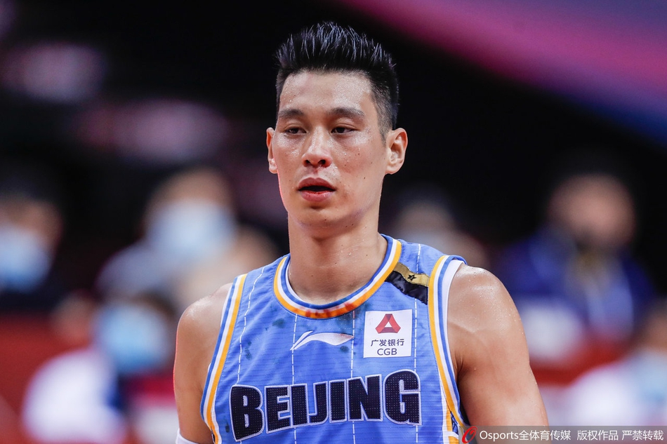 林书豪嘴唇出血染红球衣