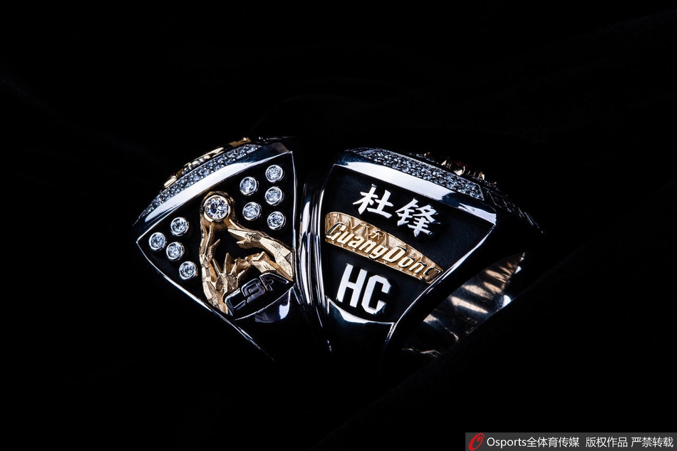 广东队领取总冠军戒指