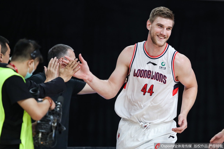 CBA联赛第1轮：广州97-102新疆