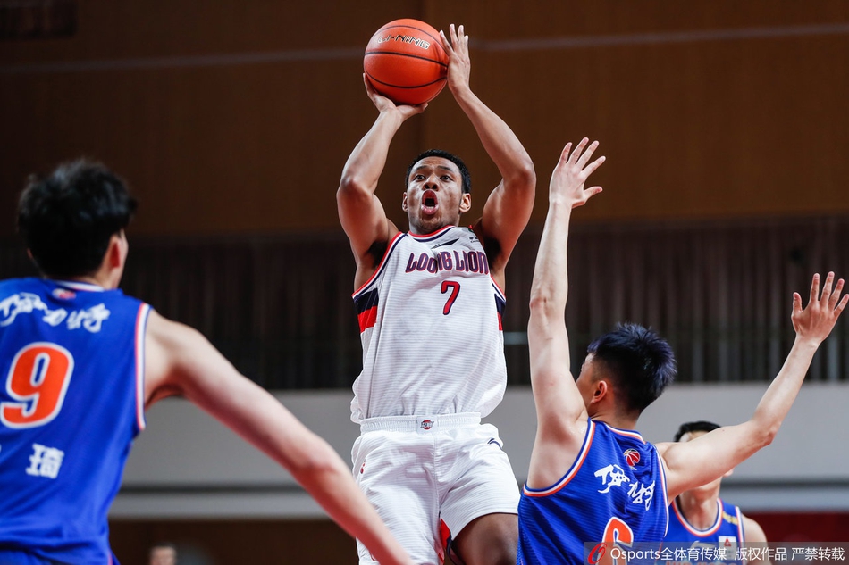 CBA联赛第1轮：广州97-102新疆