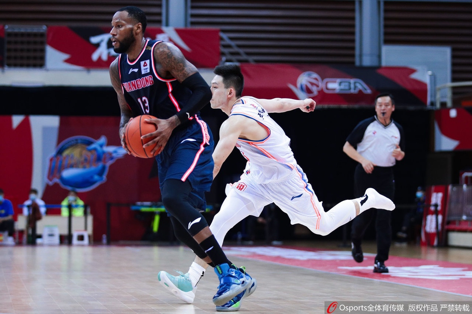 威姆斯扔对手球鞋