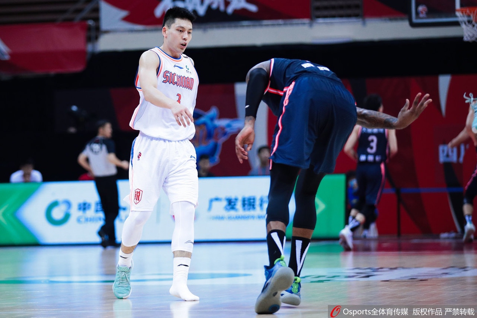 威姆斯扔对手球鞋