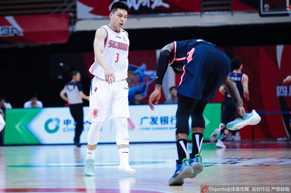 威姆斯扔对手球鞋