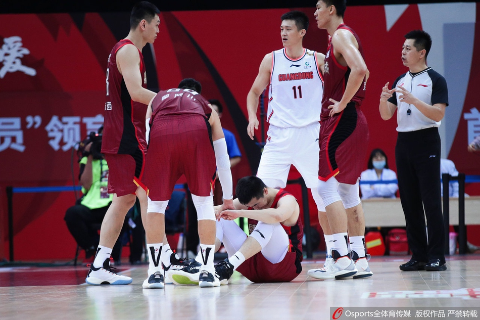 威姆斯被王骁辉绊倒受伤