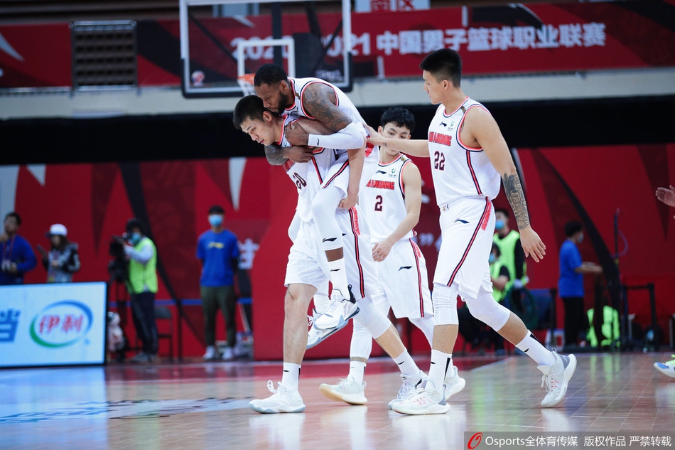 威姆斯被王骁辉绊倒受伤