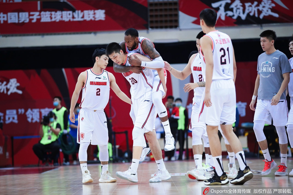 威姆斯被王骁辉绊倒受伤