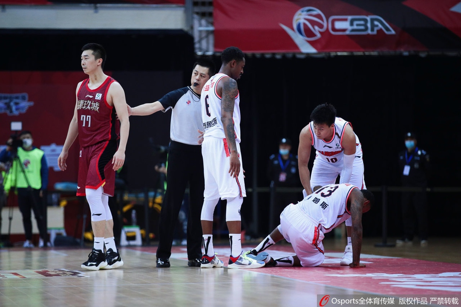 威姆斯被王骁辉绊倒受伤