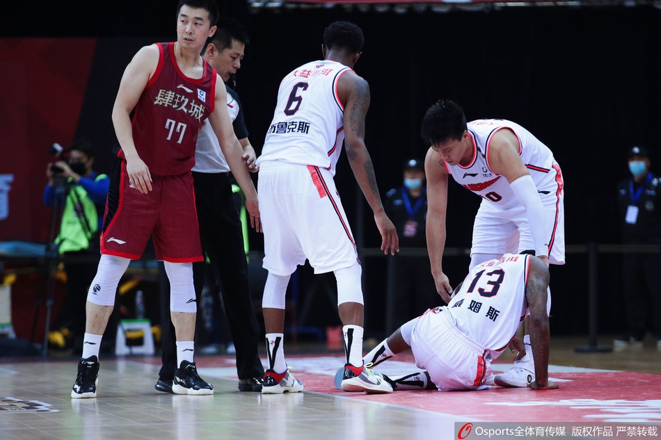 威姆斯被王骁辉绊倒受伤